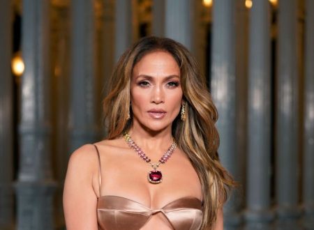 Jennifer Lopez alla sfilata haute couture di Elie Saab avvolta in un giardino incantato: il mantello è un tripudio di fiori